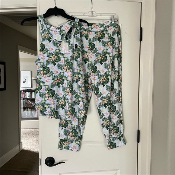 Super Cute Tommy Bahama Tropical PJs large top medium bottoms - Picture 1 of 9